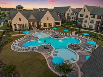Resort-style pool with tanning ledges